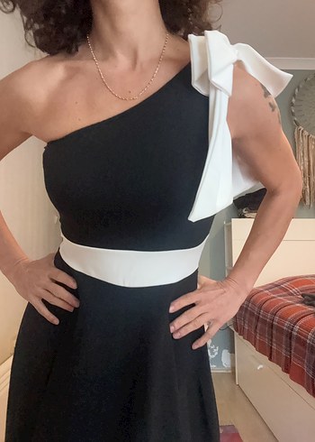 Beyaz Siyah Tek Omuz Midi Elbise - Görsel 4