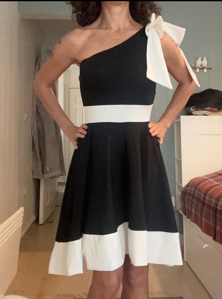 Beyaz Siyah Tek Omuz Midi Elbise - Görsel 2