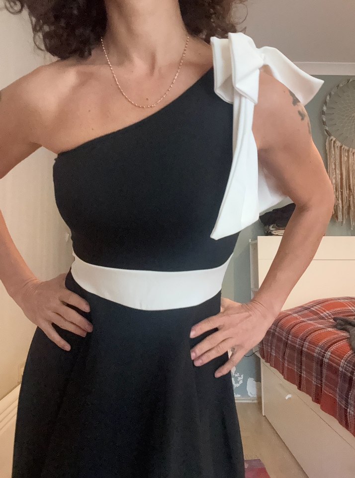 Beyaz Siyah Tek Omuz Midi Elbise - Görsel 4