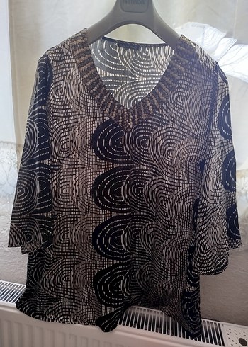 Zincir Detaylı Siyah Desenli Uzun Bluz - Görsel 2