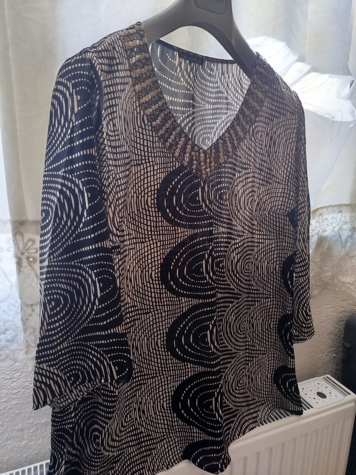 Zincir Detaylı Siyah Desenli Uzun Bluz - Görsel 3