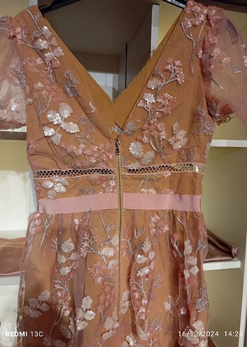 Dantel İşlemeli tasarım Mini Bej V Yaka Elbise - Görsel 5