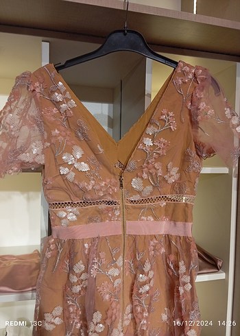 Dantel İşlemeli tasarım Mini Bej V Yaka Elbise - Görsel 7