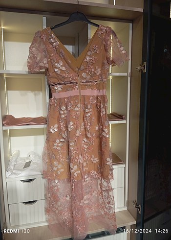 Dantel İşlemeli tasarım Mini Bej V Yaka Elbise - Görsel 8