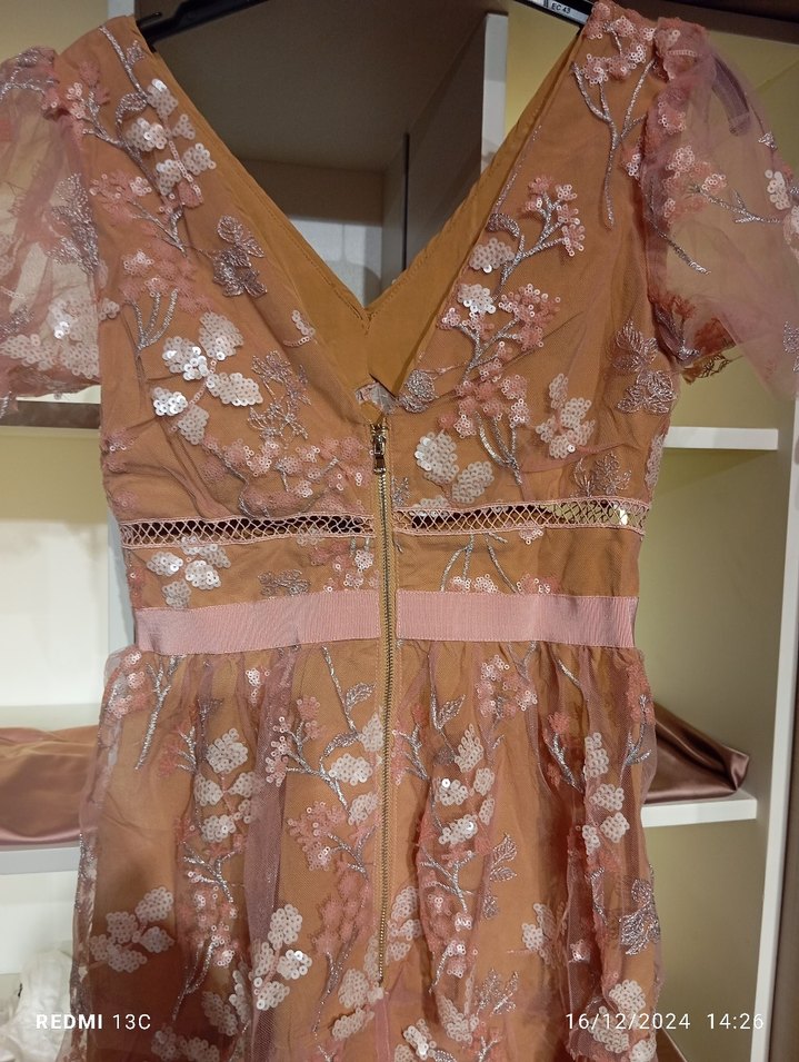 Dantel İşlemeli tasarım Mini Bej V Yaka Elbise - Görsel 5