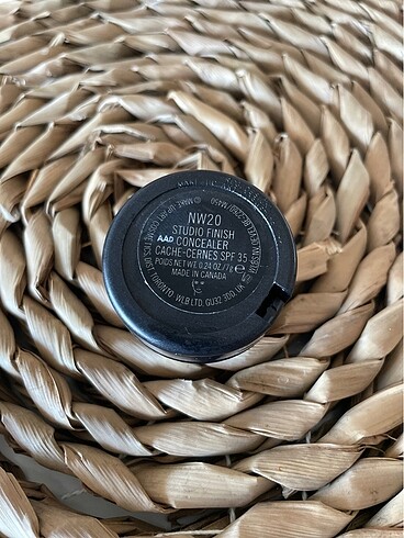 Beden MAC STUDIO FINISH CONCEALER NW20