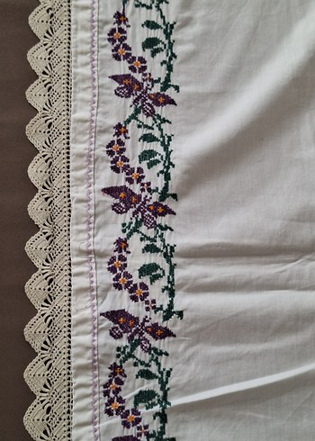 Beden mor Renk Mor Kelebek nakışlı , kırık beyaz filoş ip dantelli Örtü...