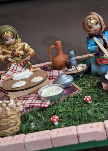 Yöresel Anadolu Ekmek Açan Kadınlar Figürü - Görsel 12