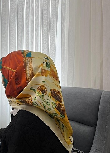 Aker kaplumbağa terbiyecisi sura İpek eşarp