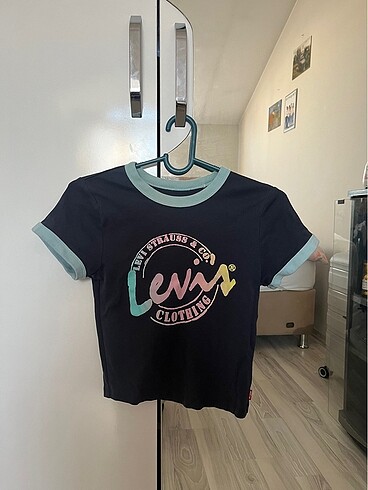 Levi?s crop top