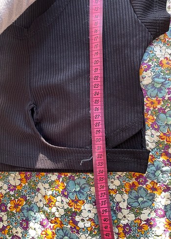 Kısa Kollu V Yaka Siyah Crop - Görsel 5