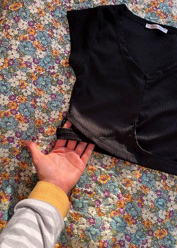 Kısa Kollu V Yaka Siyah Crop - Görsel 3