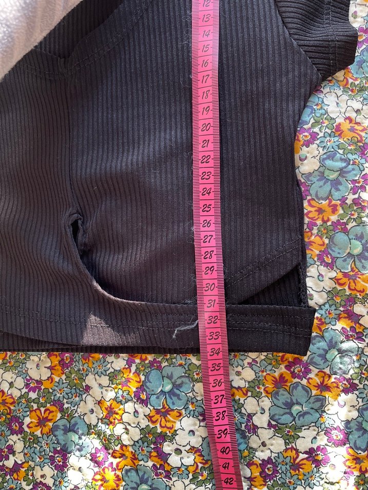 Kısa Kollu V Yaka Siyah Crop - Görsel 5