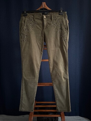 28 Beden haki Renk Guess Haki Taşlı Pantolon/Jeans style
