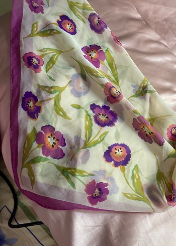 Mor Çiçek Desenli İpek Şal - Görsel 2