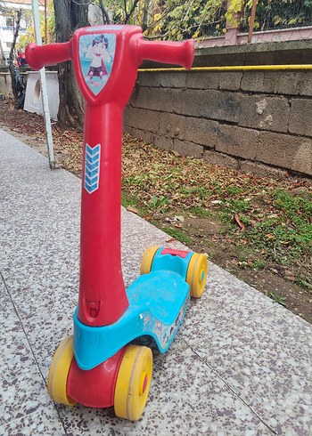 Çocuklar için renkli scooter - Görsel 2