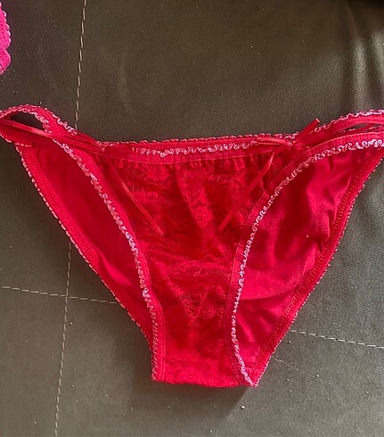 Kırmızı yeni dantelli