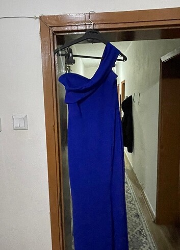 Abiye Tek omuzlu, yırtmaçlı elbise