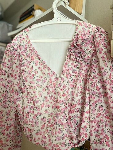 Pembe crop astarlı çiçekli şifon bluz