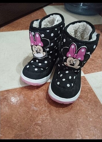 Kız çocuk Mickey bot