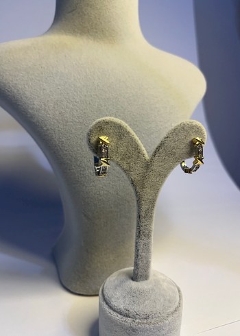 Altın Zincir Detaylı Mini Yılan Desenli Küpeler - Görsel 2