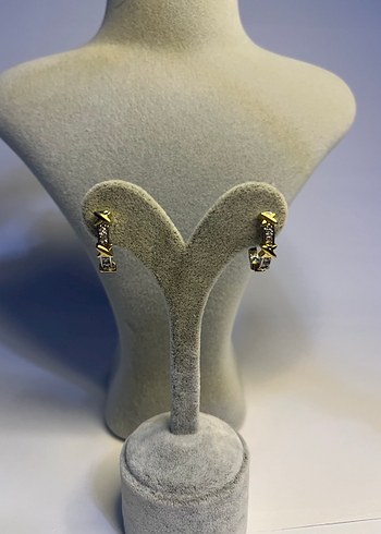 Altın Zincir Detaylı Mini Yılan Desenli Küpeler - Görsel 3