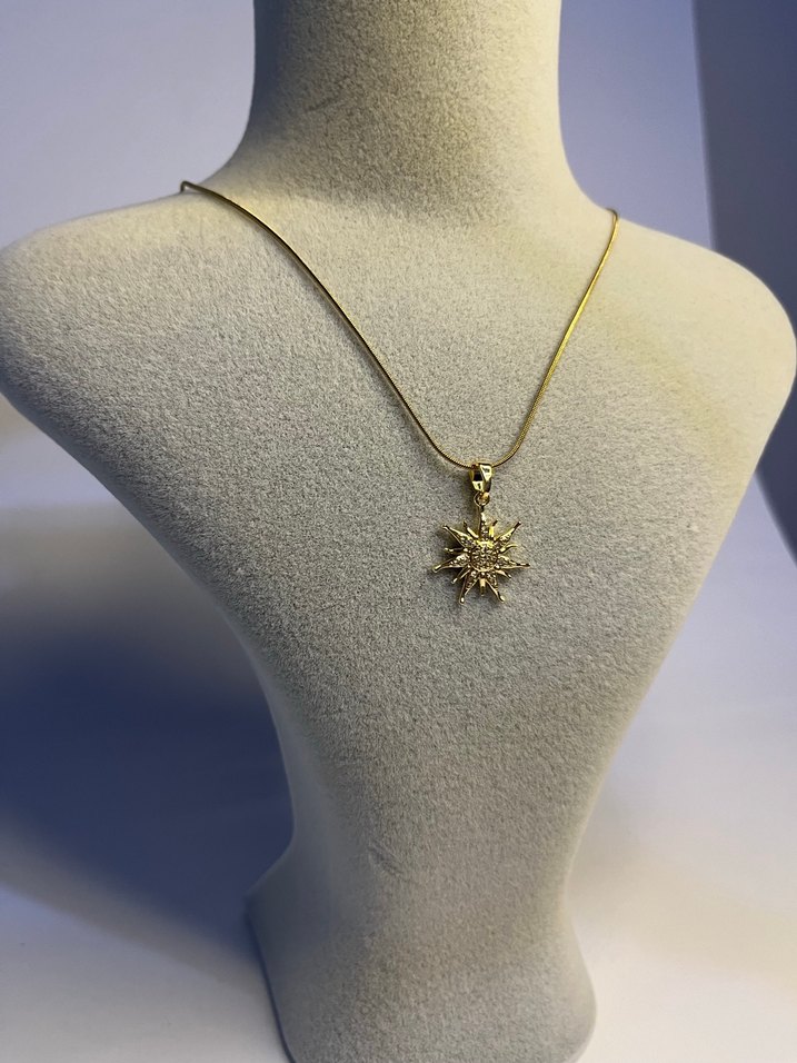 Mini İşlemeli Güneş Figürlü Altın Kolye - Görsel 3