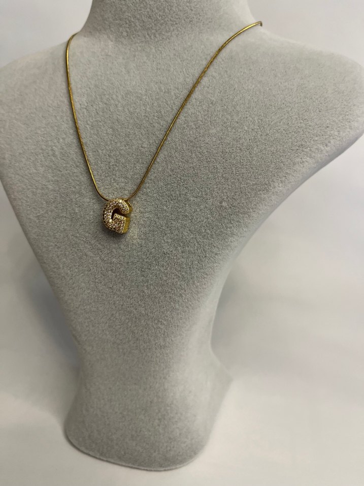 Altın Renk Mini Boncuklu G Harfi Kolye - Görsel 3