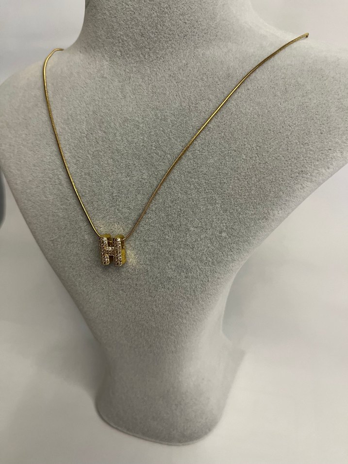 Altın Renk Mini Boncuklu H Harfi Kolye - Görsel 2