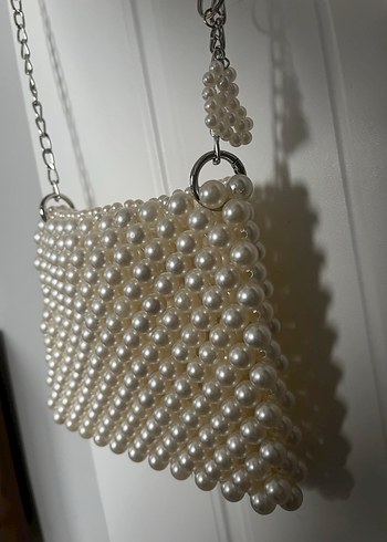 Zincir Detaylı İnci Görünümlü Beyaz Çanta - Görsel 2