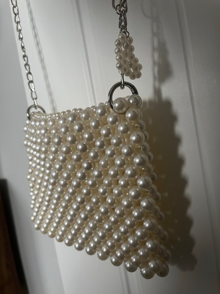 Zincir Detaylı İnci Görünümlü Beyaz Çanta - Görsel 2