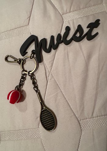 Twist marka Kırmızı Zincir Detaylı Tenis Temalı Anahtarlık