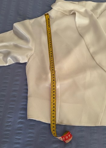 Beyaz şal yaka saten crop Bluz - Görsel 3