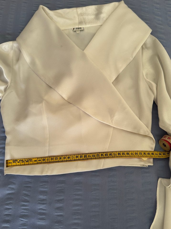 Beyaz şal yaka saten crop Bluz - Görsel 2