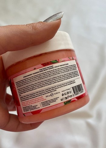 The Bath Factory Çilek Aromalı Shea İçerikli Duş Jeli Seti - Görsel 7