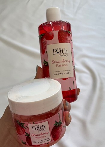 The Bath Factory Çilek Aromalı Shea İçerikli Duş Jeli Seti - Görsel 4