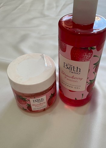 The Bath Factory Çilek Aromalı Shea İçerikli Duş Jeli Seti - Görsel 3