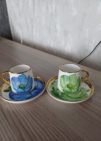 Altın detaylı mavi ve yeşil çiçekli kahve fincanları