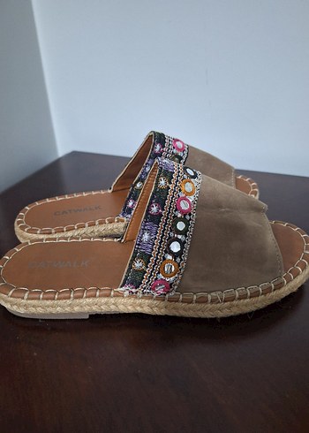 Catwalk Junkie Boncuk İşlemeli Süet Kadın Terlik