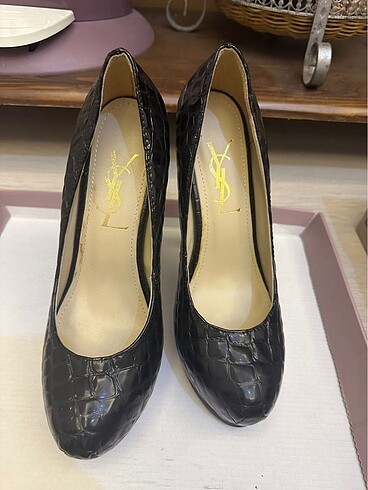 Yves Saint Laurent 38