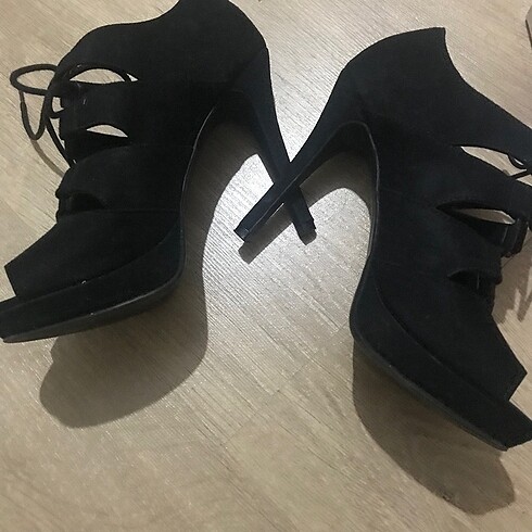 Çok şık ve rahat topuklu süet ayakkabı