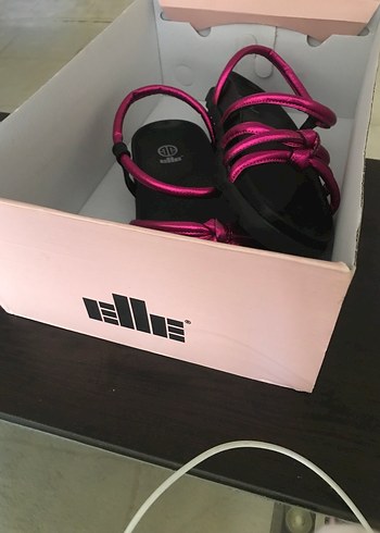 Elle Parlak Pembe Kadın Sandalet