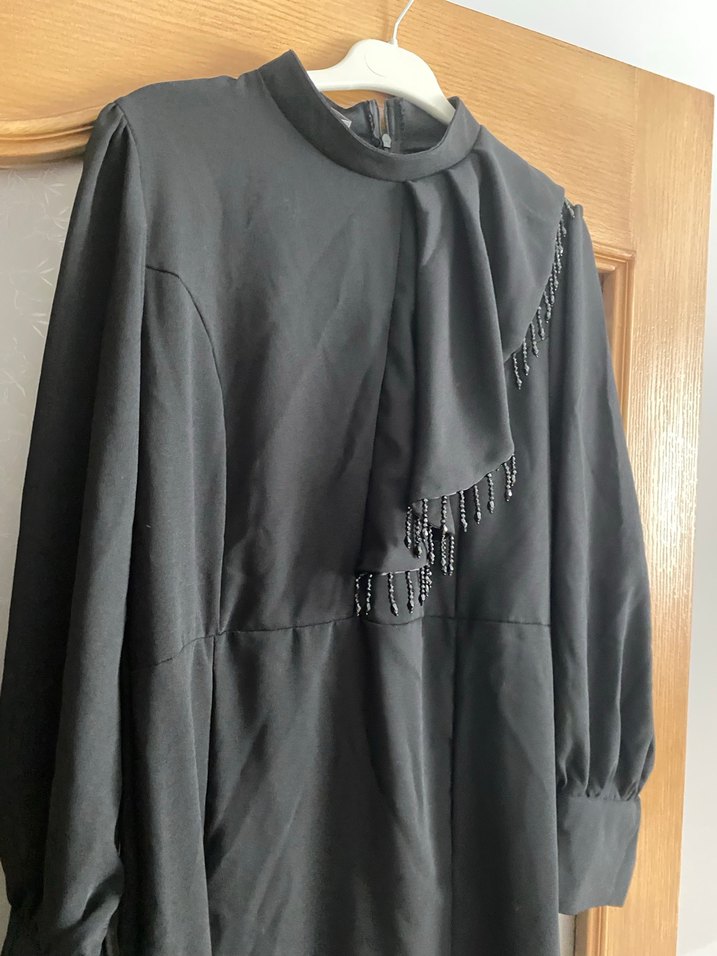 Zincir Detaylı Siyah Uzun Gotik Elbise - Görsel 2