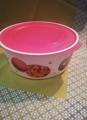 Beden Tupperware kurabiye kutusu