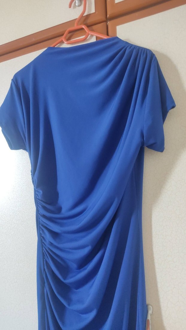 mavi büzgülü elbise - Görsel 4