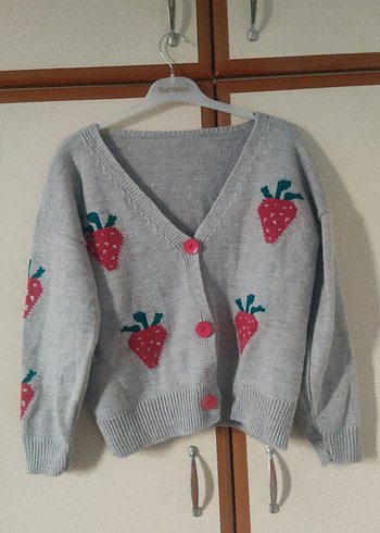 Gri Çilek Desenli Örgü Hırka - Görsel 2