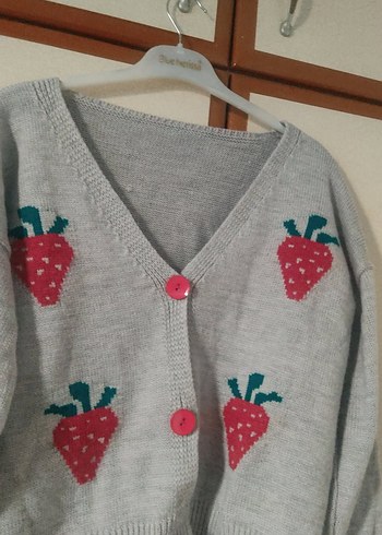 Gri Çilek Desenli Örgü Hırka - Görsel 3