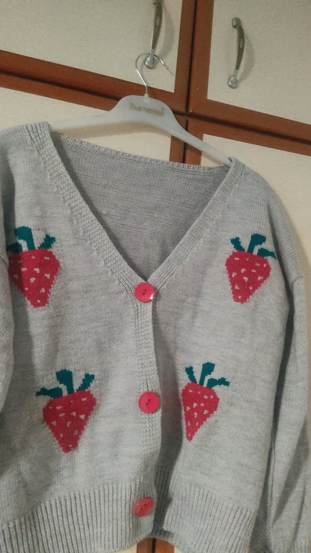 Gri Çilek Desenli Örgü Hırka - Görsel 3