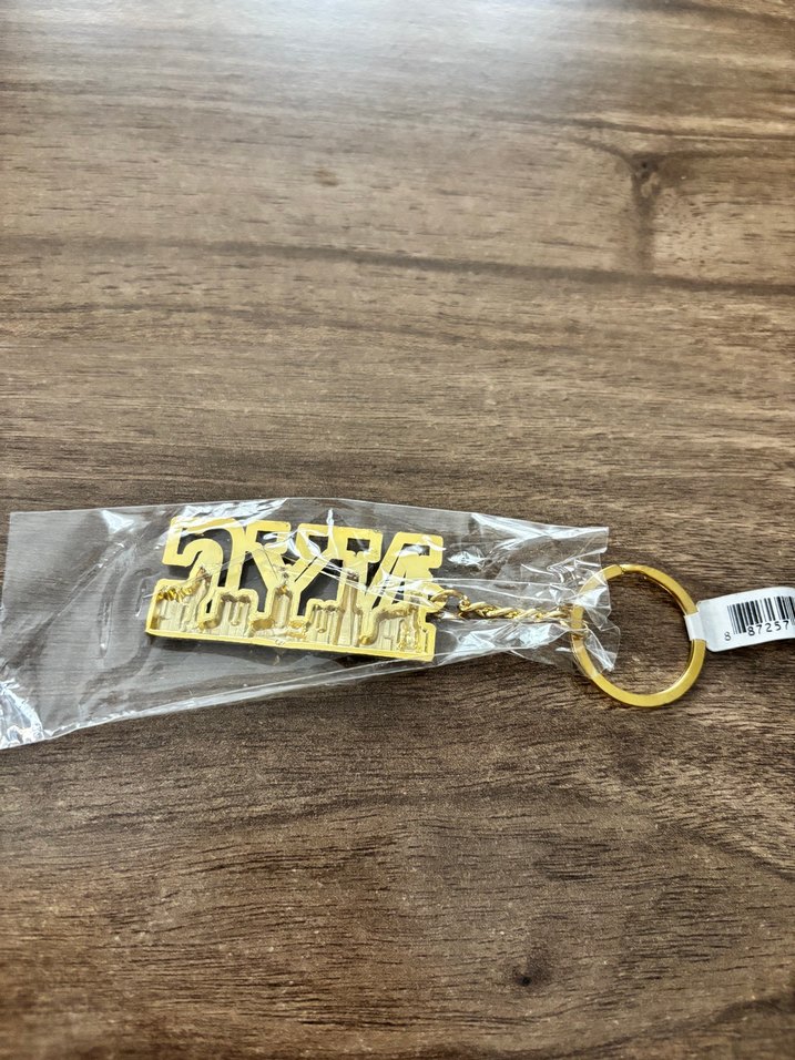 Parlak Zincir Detaylı Altın Renkli New York City Anahtarlık - Görsel 3