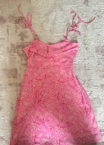 Pembe çiçekli askılı şifon elbise